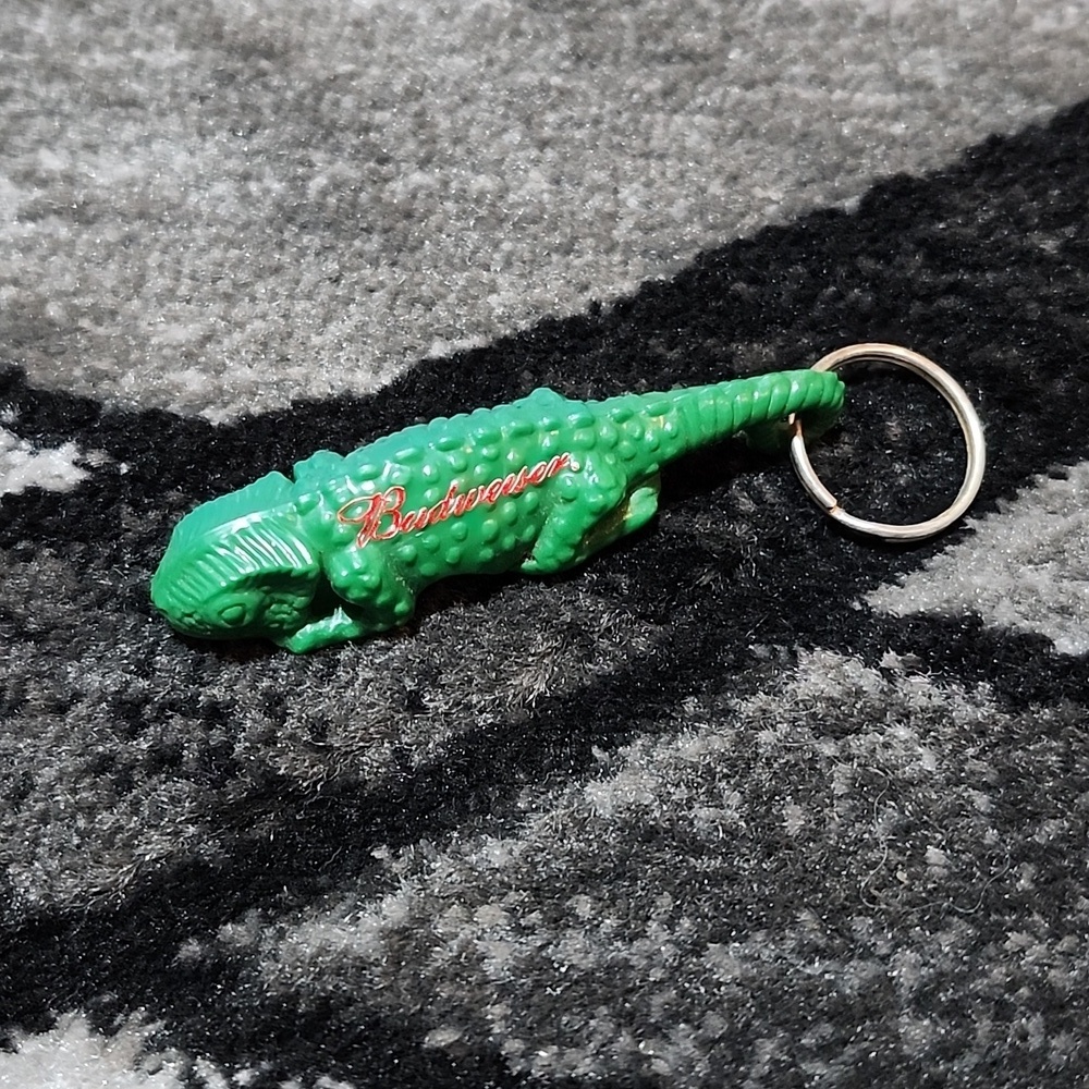 VINTAGE BUDWEISER ICONIC LOUIE THE LIZARD KEYCHAIN BEER BOTTLE OPENER